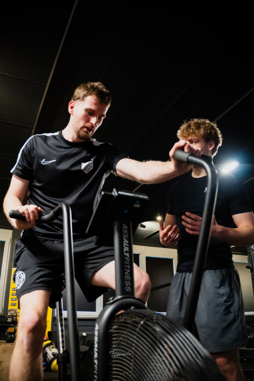 Daniel Schade coacht eine Klientin im individuellen Training